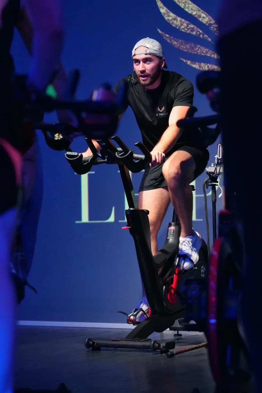 Coach du Phenix animant un cours de vélo