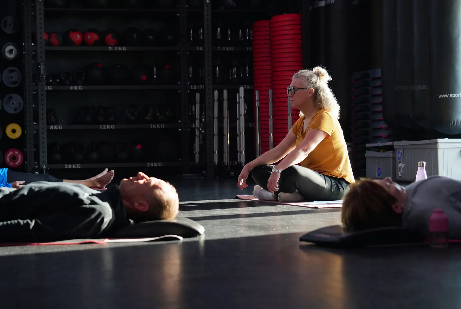 Séance de relaxation au sol encadrée par une coach